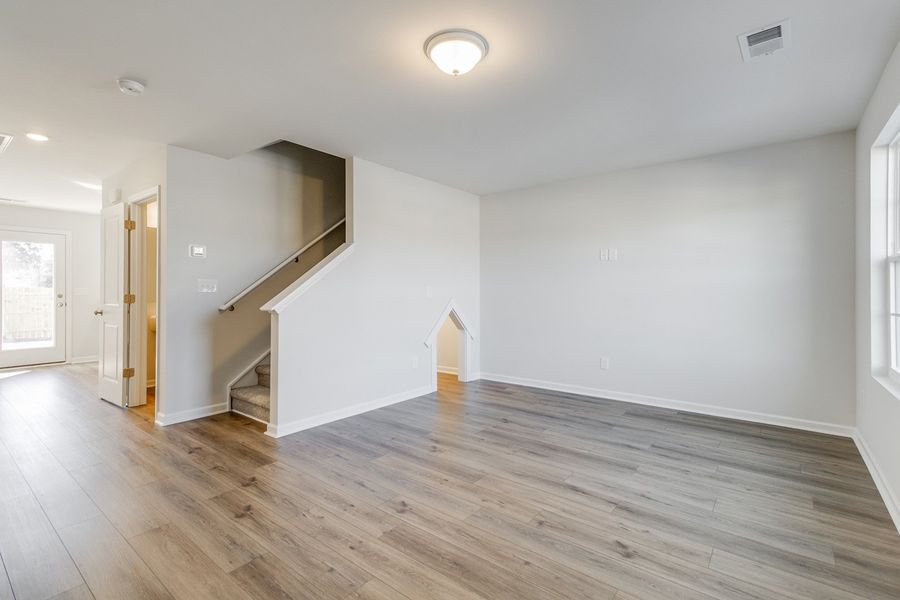 Spacious, unfurnished interior of a new home in Astoria, Columbia (Image 12).