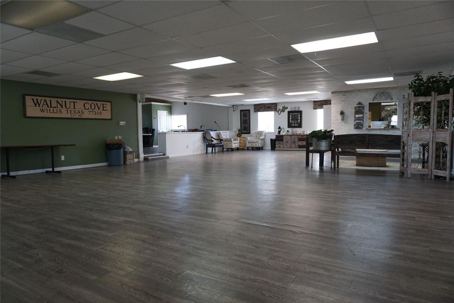 Community amenities in , Willis (Image 32).