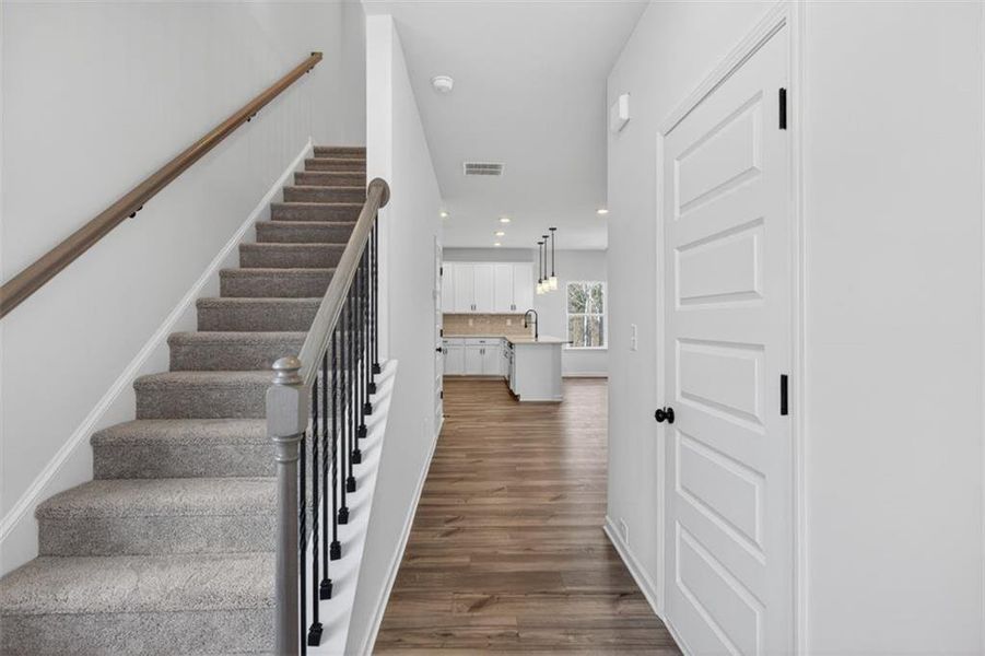 Spacious, unfurnished interior of a new home in Sanders Park, Austell (Image 17).