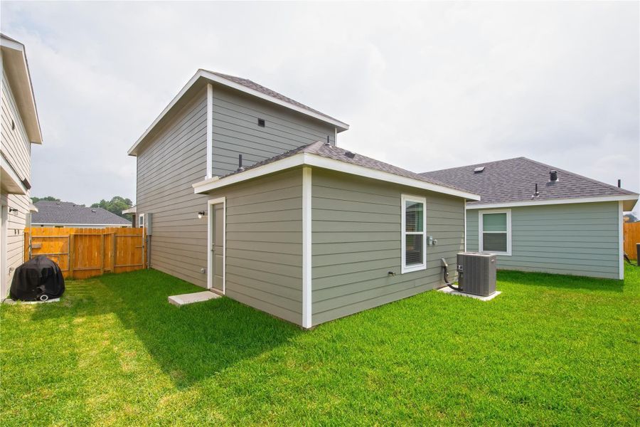 Exterior details and patio area of a home in Marie Village, Conroe (Image 13).