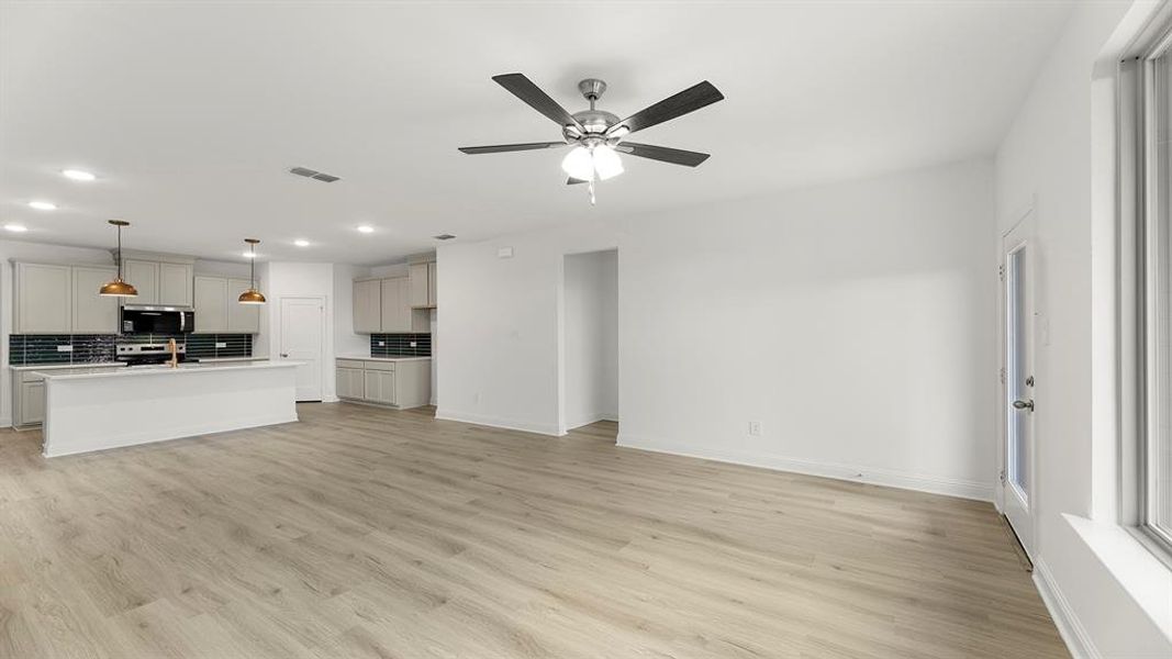 17. 1733 Edgeway - Family (3)