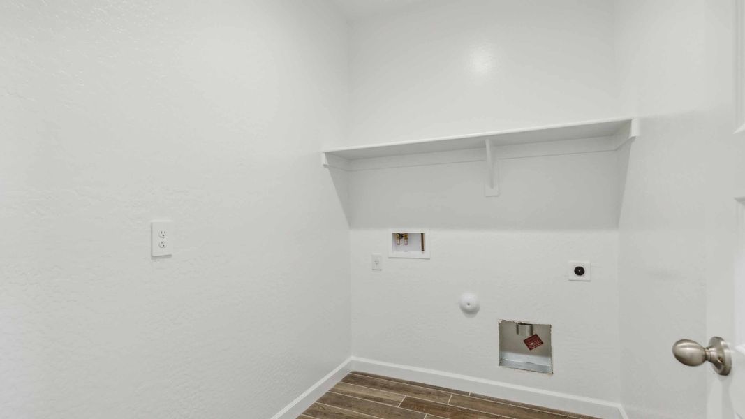 Spacious, unfurnished interior of a new home in Quail Ranch, San Tan Valley (Image 26).