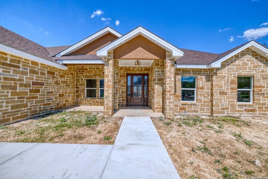 Exterior details and patio area of a home in , Uvalde (Image 3).