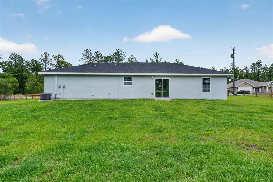 Exterior details and patio area of a home in , Dunnellon (Image 24).