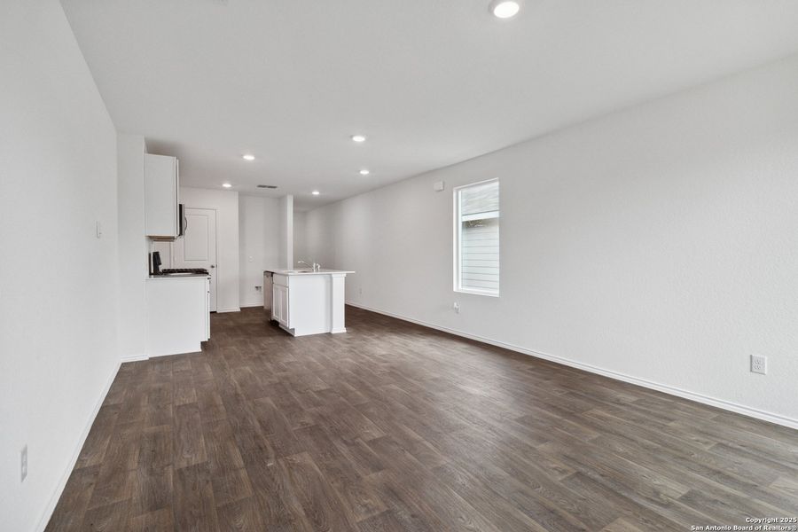 Spacious, unfurnished interior of a new home in Avenida, Converse (Image 17).