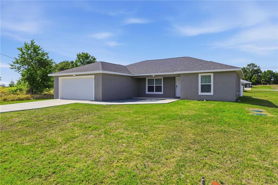Exterior details and patio area of a home in , Ocala (Image 4).