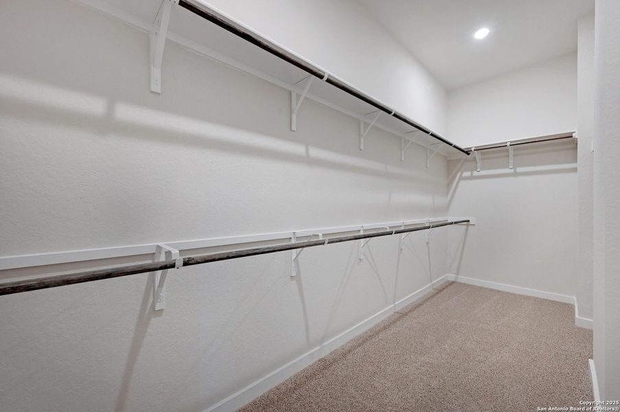 Spacious, unfurnished interior of a new home in Meyer Ranch, New Braunfels (Image 26).