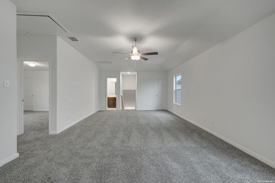 Spacious, unfurnished interior of a new home in Park Place, New Braunfels (Image 31).