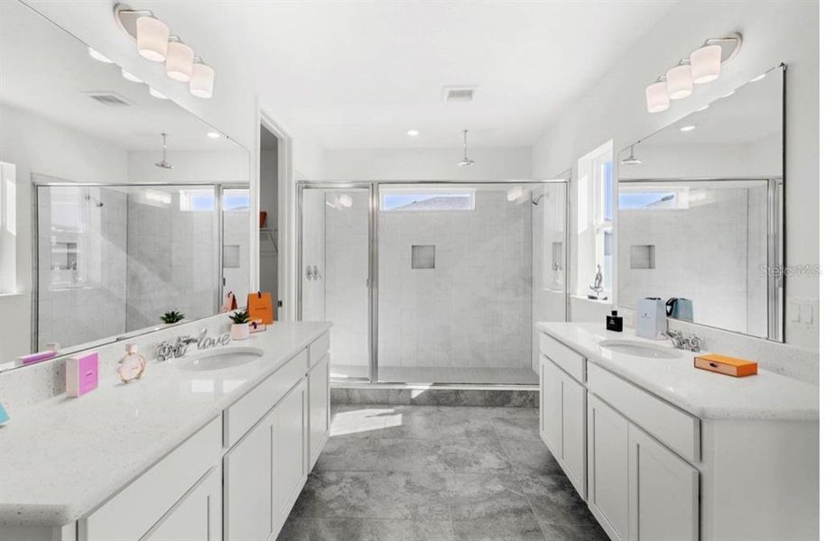 Furnished interior view inside a new home in , Orlando (Image 9).