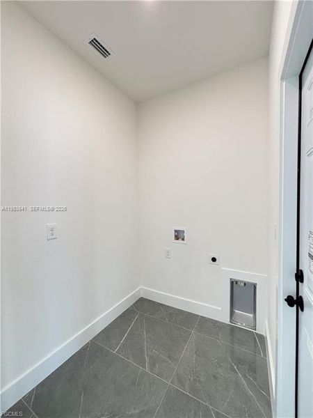 Spacious, unfurnished interior of a new home in , Lehigh Acres (Image 17).