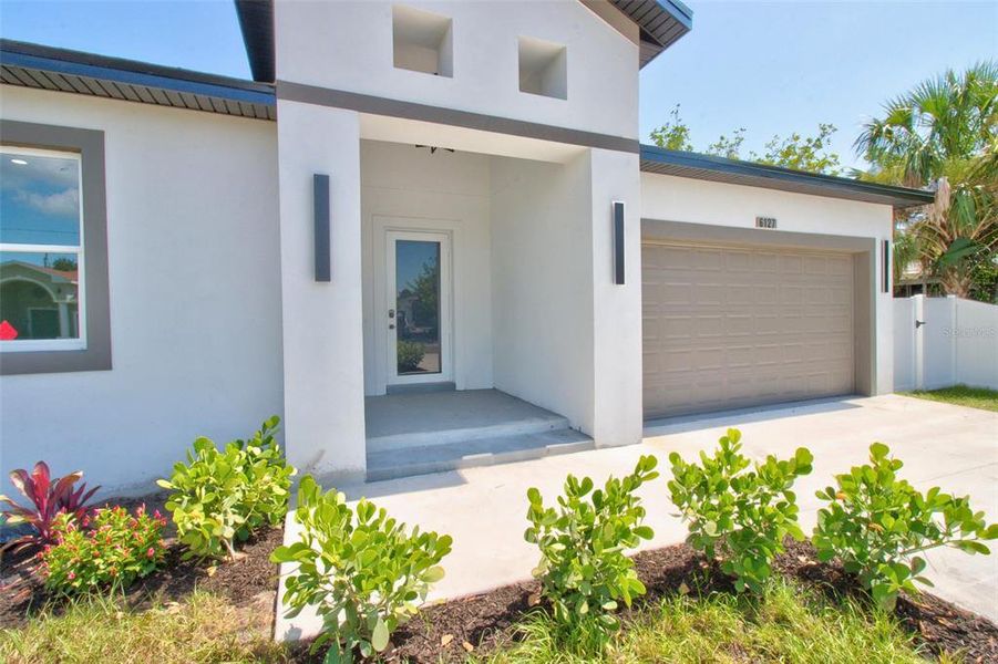 Exterior details and patio area of a home in , Pinellas Park (Image 3).