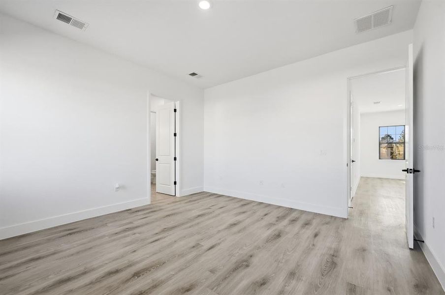 Spacious, unfurnished interior of a new home in , Ocala (Image 35).