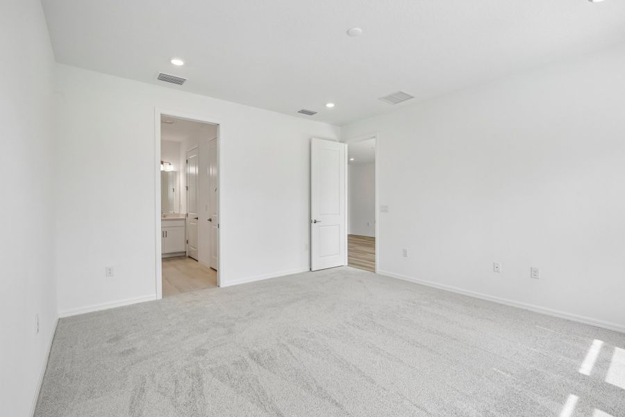 Spacious, unfurnished interior of a new home in Tiburon, Nokomis (Image 13).