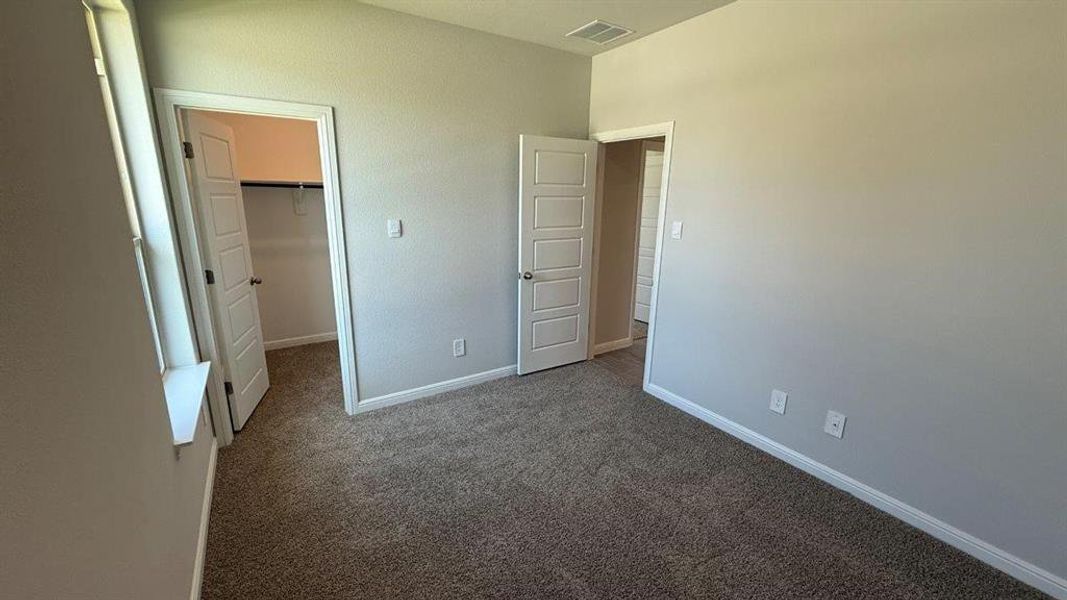 Spacious, unfurnished interior of a new home in Saratoga, Granbury (Image 19).