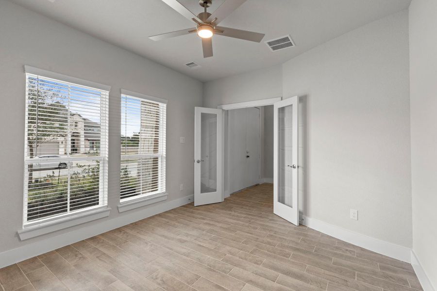Spacious, unfurnished interior of a new home in Barton Creek Ranch, Conroe (Image 22).