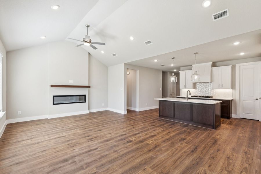 Spacious, unfurnished interior of a new home in Painted Tree Woodland West, McKinney (Image 17).