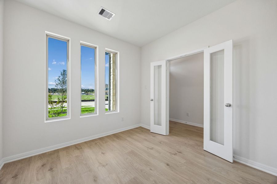 Spacious, unfurnished interior of a new home in Riviera Pines, Huffman (Image 23).