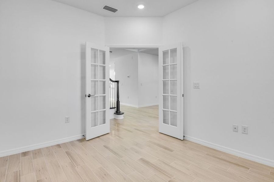 Spacious, unfurnished interior of a new home in Ardisia Park, New Smyrna Beach (Image 32).