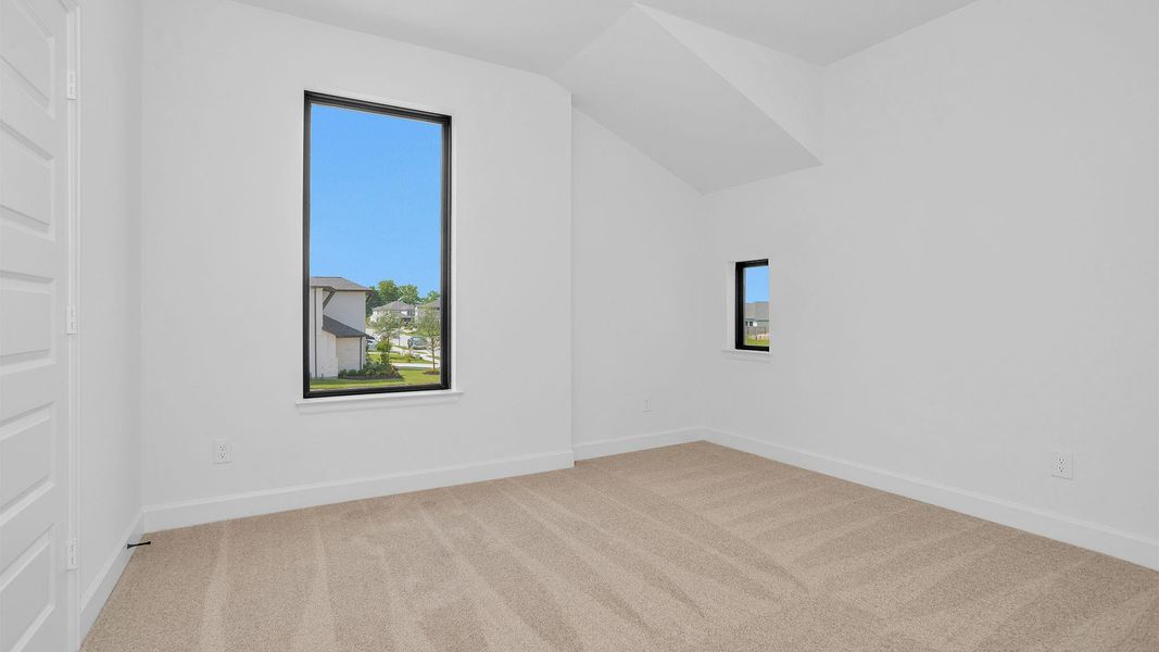 Spacious, unfurnished interior of a new home in Sienna, Missouri City (Image 5).