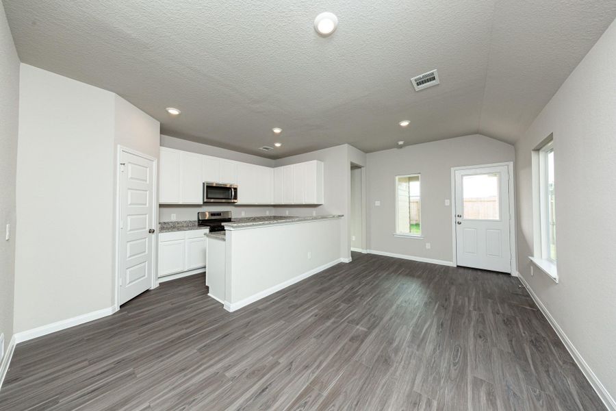 Spacious, unfurnished interior of a new home in Cliffstone Hills, Conroe (Image 10).
