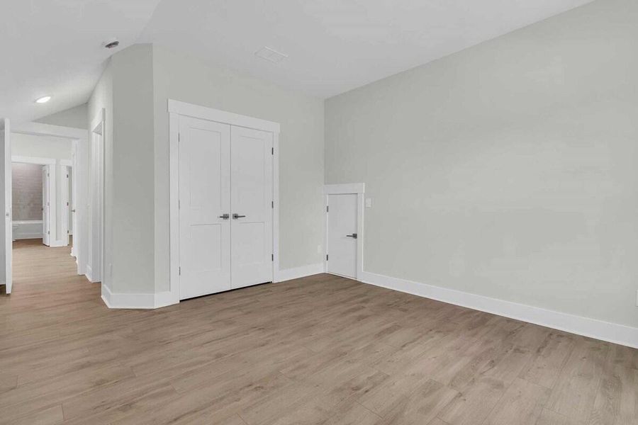 Spacious, unfurnished interior of a new home in Hidden Ponds Reserve, Awendaw (Image 18).