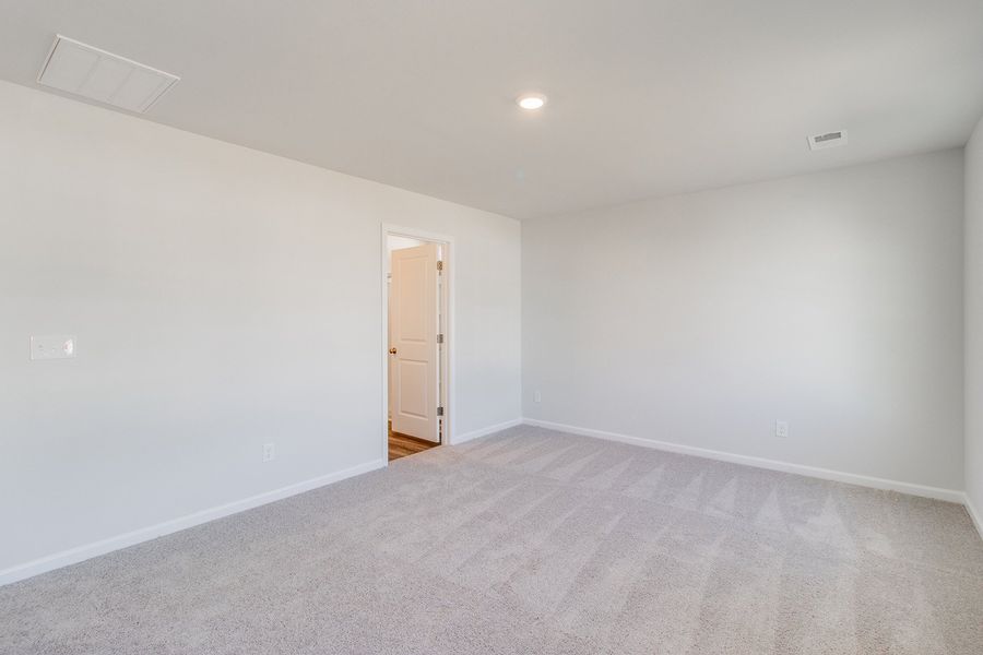 Spacious, unfurnished interior of a new home in Bluefield, Lexington (Image 22).