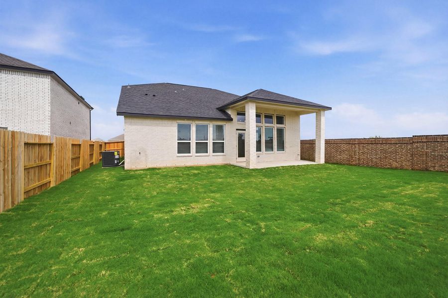 Exterior details and patio area of a home in Sunterra Lakes, Brookshire (Image 3).