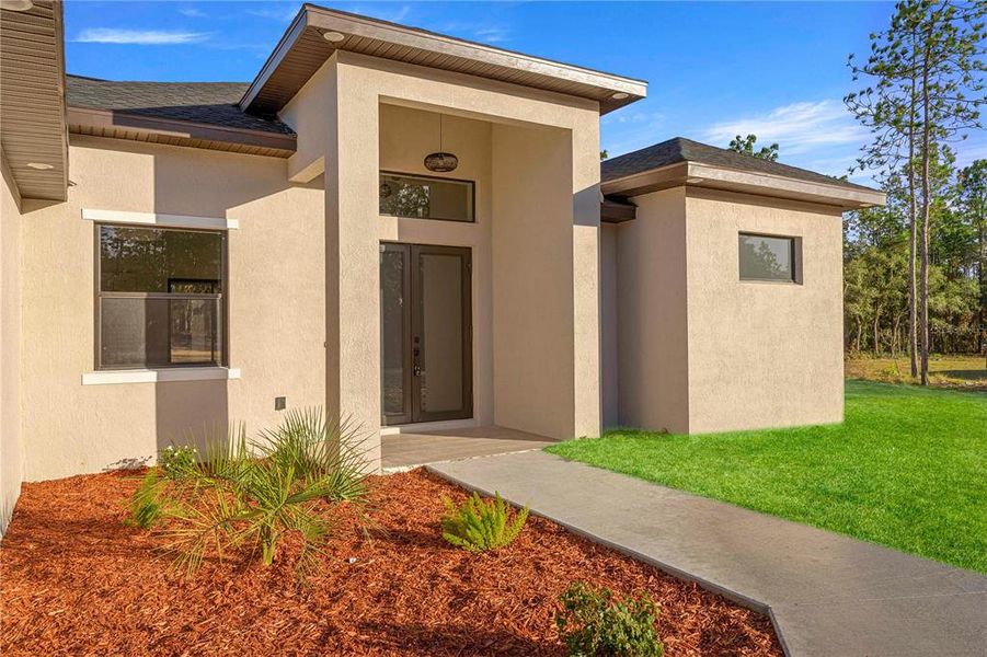 Exterior details and patio area of a home in , Dunnellon (Image 3).