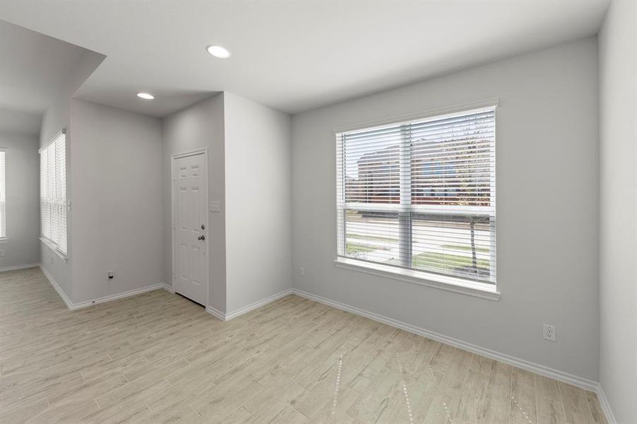 06. 3732 Honey Daisy - Dining (2)