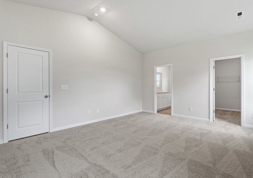 The master bedroom has an en-suite bathroom and walk-in closet