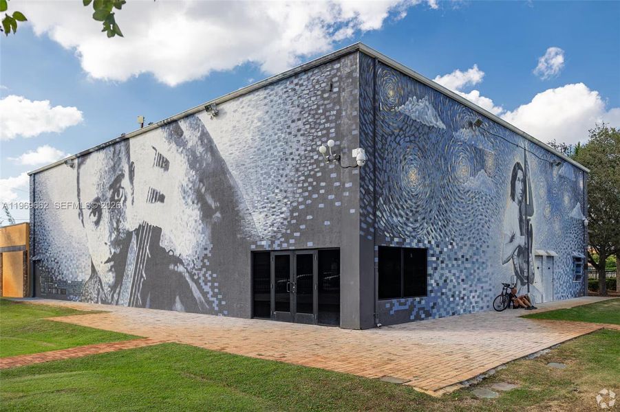 Exterior details and patio area of a home in , Oakland Park (Image 3).
