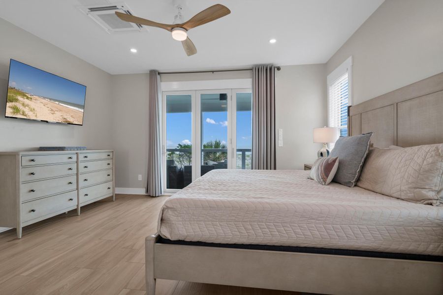Furnished interior view inside a new home in , Edisto Island (Image 58).