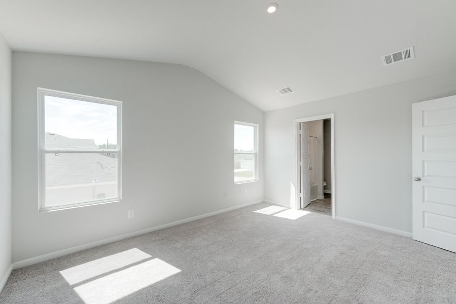 Spacious, unfurnished interior of a new home in Park Central, Mineola (Image 27).