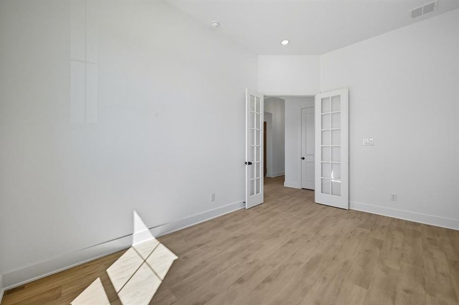Spacious, unfurnished interior of a new home in Ridge Crossing, Waxahachie (Image 25). Spacious, unfurnished interior of a new home in Ridge Crossing, Waxahachie (Image 25).