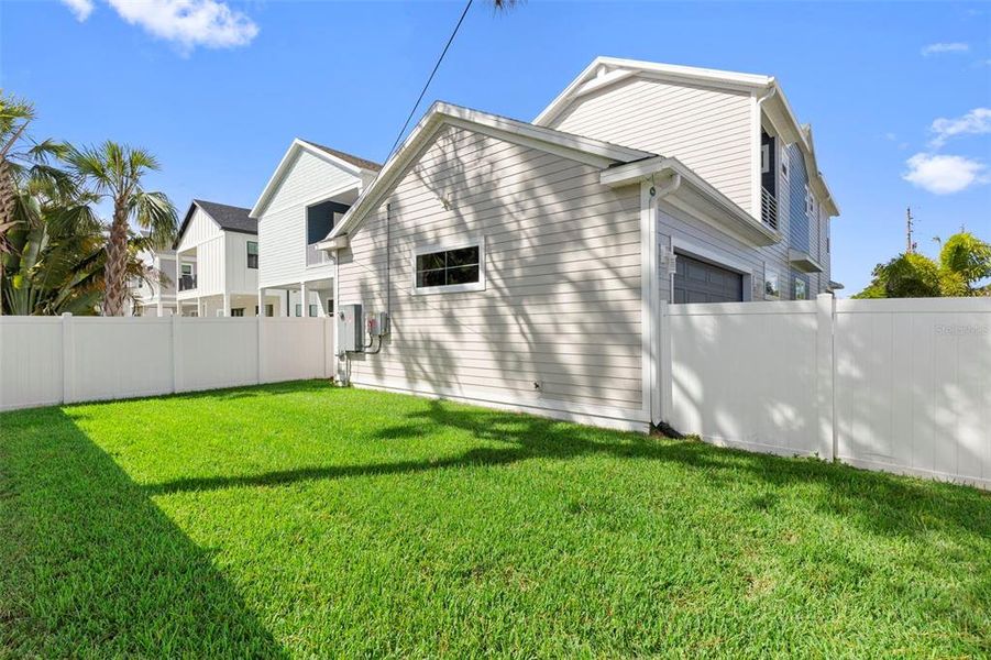 Exterior details and patio area of a home in , St. Petersburg (Image 30).