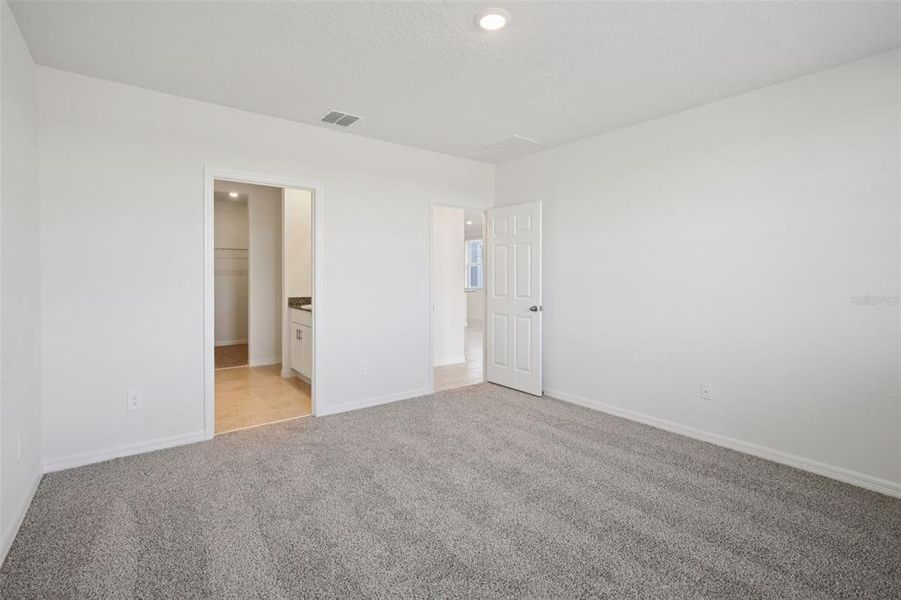 Spacious, unfurnished interior of a new home in , Lake Alfred (Image 28).