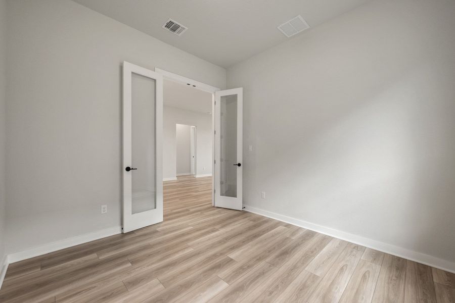 Spacious, unfurnished interior of a new home in Lagos Reserve, Manor (Image 35).