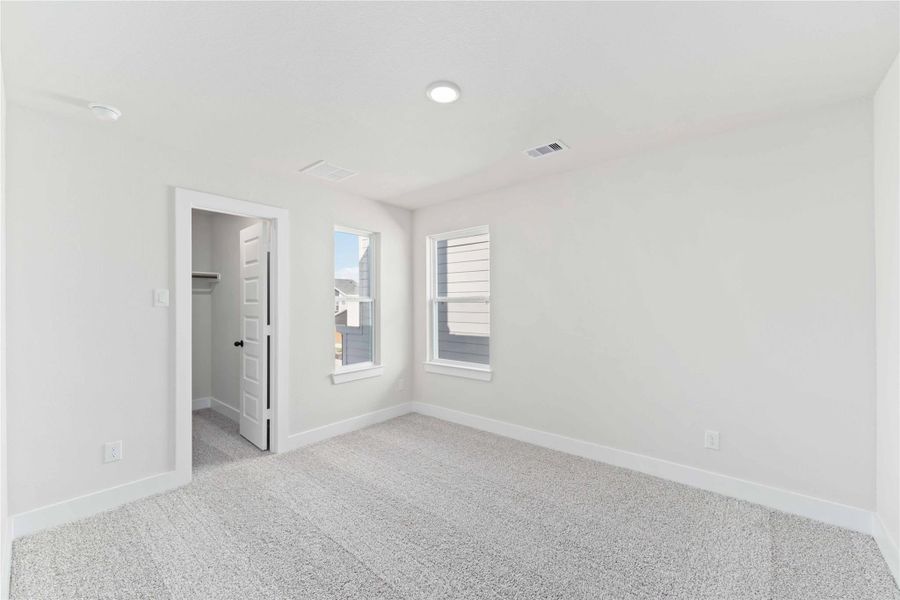 Spacious, unfurnished interior of a new home in Alicante, Houston (Image 19).