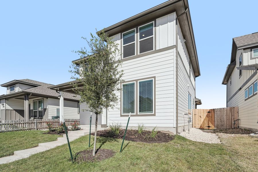 Exterior details and patio area of a home in Porter Country, Buda (Image 2).