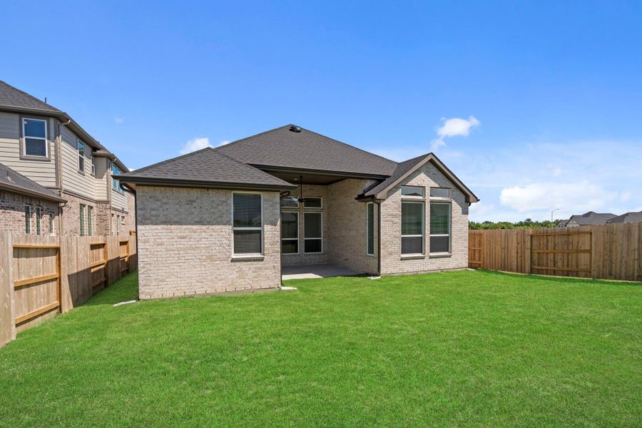 Exterior details and patio area of a home in Blue Heron, Mont Belvieu (Image 3).