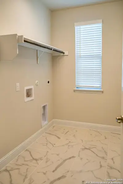 Spacious, unfurnished interior of a new home in The Parklands, Schertz (Image 6).