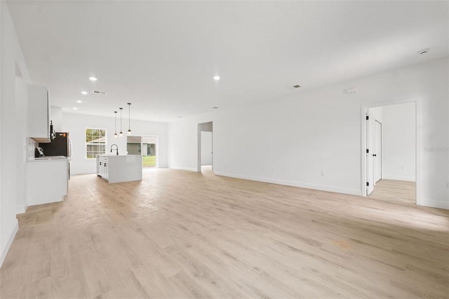 Spacious, unfurnished interior of a new home in , Ocala (Image 20).