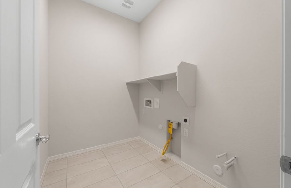 Spacious, unfurnished interior of a new home in Artisan at Asante, Surprise (Image 30).
