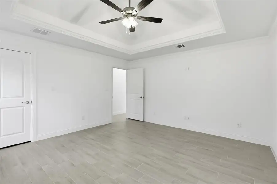 Spacious, unfurnished interior of a new home in , Tolar (Image 25).