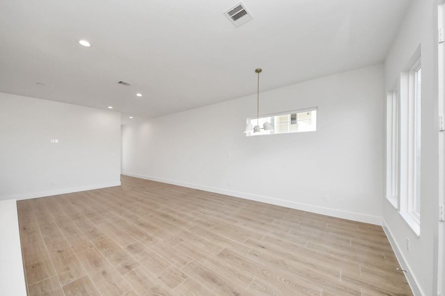 Spacious, unfurnished interior of a new home in Piccolina, Houston (Image 27).
