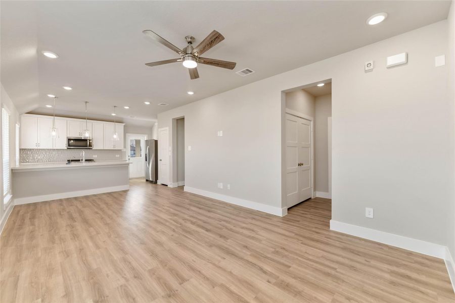Spacious, unfurnished interior of a new home in Laurel Landing, Alvin (Image 15).