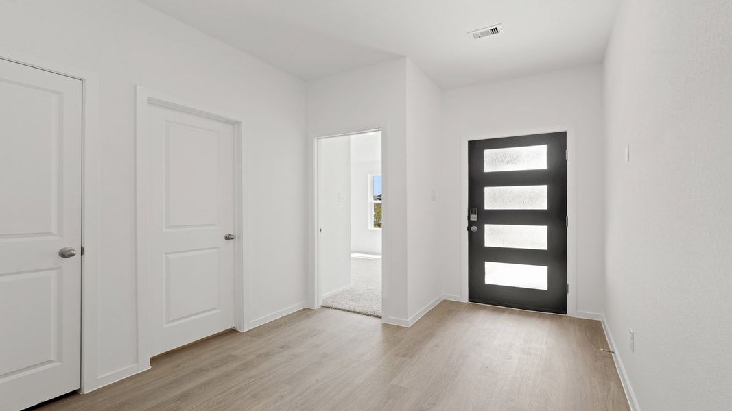 Spacious, unfurnished interior of a new home in Sunterra Lakes, Brookshire (Image 13). Spacious, unfurnished interior of a new home in Sunterra Lakes, Brookshire (Image 13).