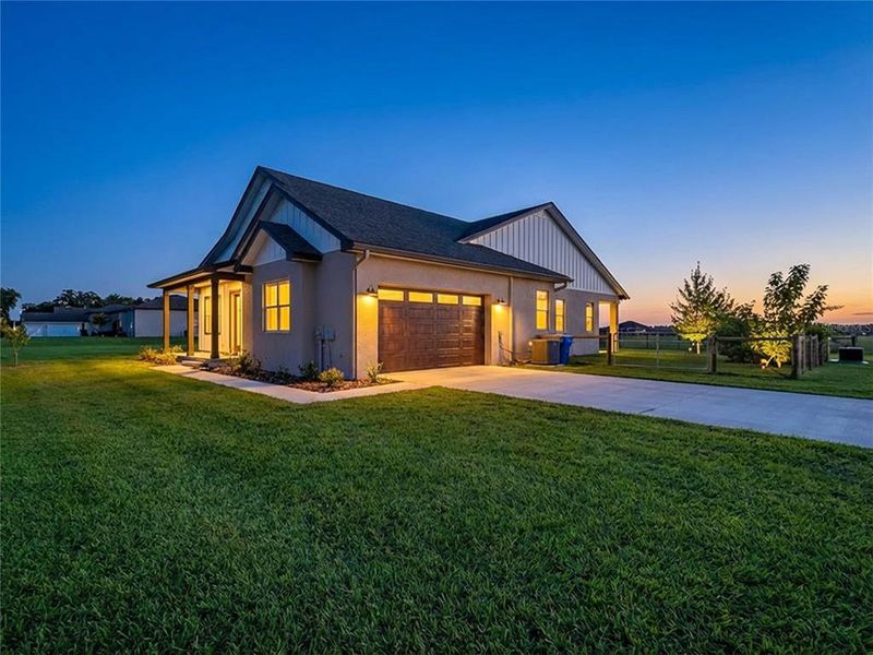 Exterior details and patio area of a home in , Plant City (Image 21).