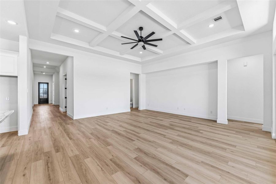 Spacious, unfurnished interior of a new home in Valencia, Manvel (Image 24).