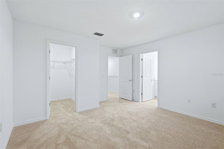 Spacious, unfurnished interior of a new home in , Sarasota (Image 24).